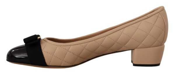 ⁦Salvatore Ferragamo Elegant Quilted Leather Pumps in Beige and Black⁩ – תמונה ⁦2⁩