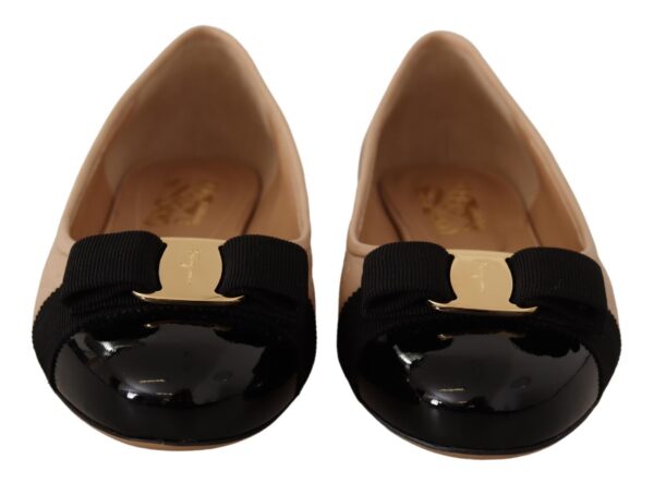 ⁦Salvatore Ferragamo Elegant Quilted Leather Flats - Chic Dual-Tone Design⁩ – תמונה ⁦3⁩