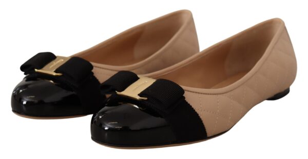 ⁦Salvatore Ferragamo Elegant Quilted Leather Flats - Chic Dual-Tone Design⁩ – תמונה ⁦4⁩