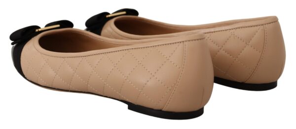 ⁦Salvatore Ferragamo Elegant Quilted Leather Flats - Chic Dual-Tone Design⁩ – תמונה ⁦5⁩
