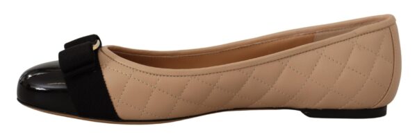 ⁦Salvatore Ferragamo Elegant Quilted Leather Flats - Chic Dual-Tone Design⁩ – תמונה ⁦2⁩