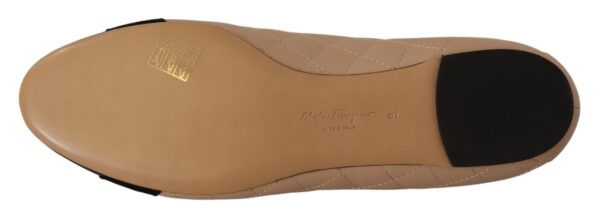 ⁦Salvatore Ferragamo Elegant Quilted Leather Flats - Chic Dual-Tone Design⁩ – תמונה ⁦6⁩