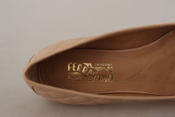 ⁦Salvatore Ferragamo Elegant Quilted Leather Flats - Chic Dual-Tone Design⁩ – תמונה ⁦7⁩
