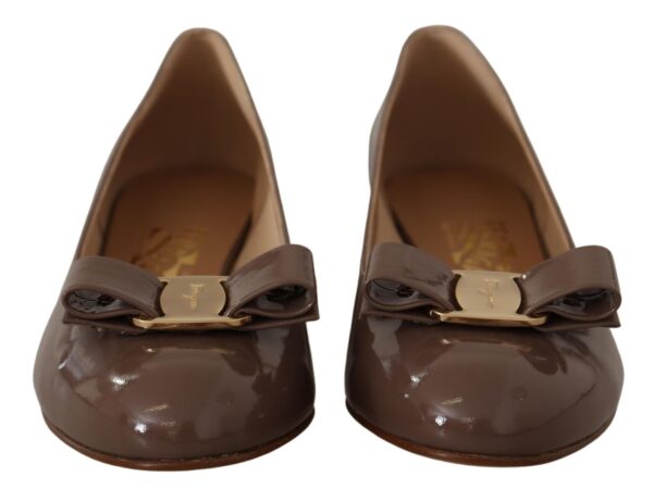 ⁦Salvatore Ferragamo Elegant Caraway Brown Pumps with Vara Bow⁩ – תמונה ⁦3⁩