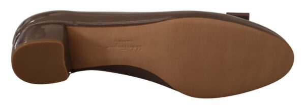 ⁦Salvatore Ferragamo Elegant Caraway Brown Pumps with Vara Bow⁩ – תמונה ⁦4⁩