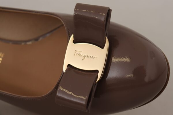⁦Salvatore Ferragamo Elegant Caraway Brown Pumps with Vara Bow⁩ – תמונה ⁦5⁩