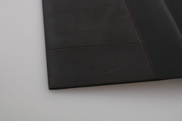⁦A.G. Spalding & Bros Elegant Leather Passport Wallet - Sleek Travel Essential⁩ – תמונה ⁦7⁩