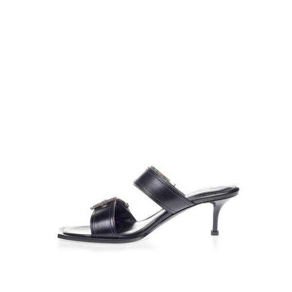 ⁦Alexander McQueen Elevate Your Steps in Timeless Black Leather Sandals⁩ – תמונה ⁦2⁩