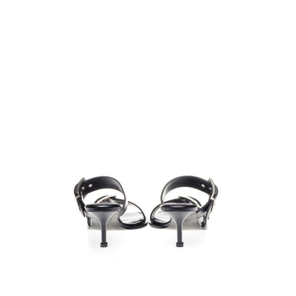 ⁦Alexander McQueen Elevate Your Steps in Timeless Black Leather Sandals⁩ – תמונה ⁦4⁩