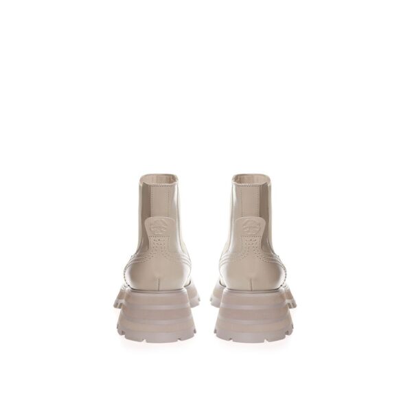 ⁦Alexander McQueen Chic Gray Leather Boots for Elegant Steps⁩ – תמונה ⁦4⁩