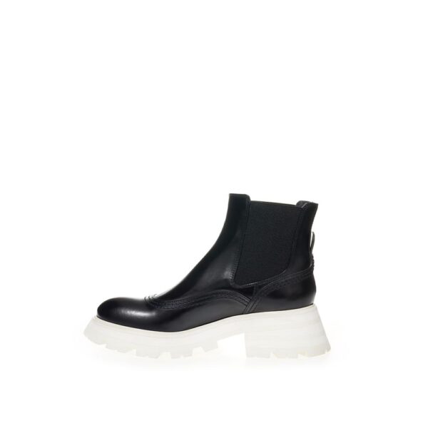 ⁦Alexander McQueen Elegant Leather Boots in Timeless Black⁩ – תמונה ⁦2⁩