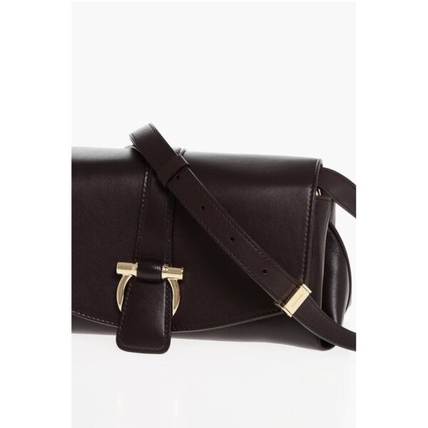⁦Salvatore Ferragamo Leather Crossbody Bag with Iconic Buckle anche Clip Closure⁩ – תמונה ⁦3⁩